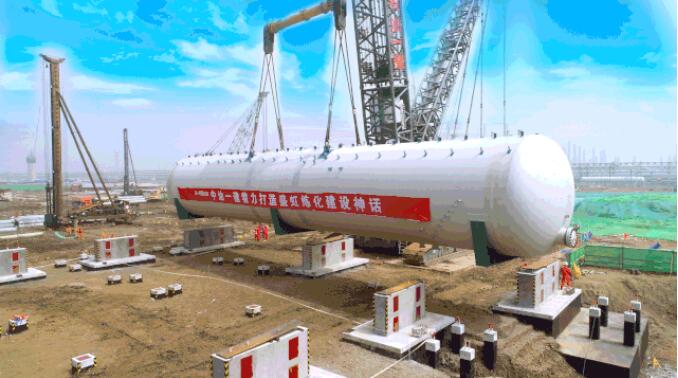 首吊成功!盛虹炼化一体化项目大件设备吊装拉开序幕 首吊成功!盛虹炼化一体化项目大件设备吊装拉开序幕