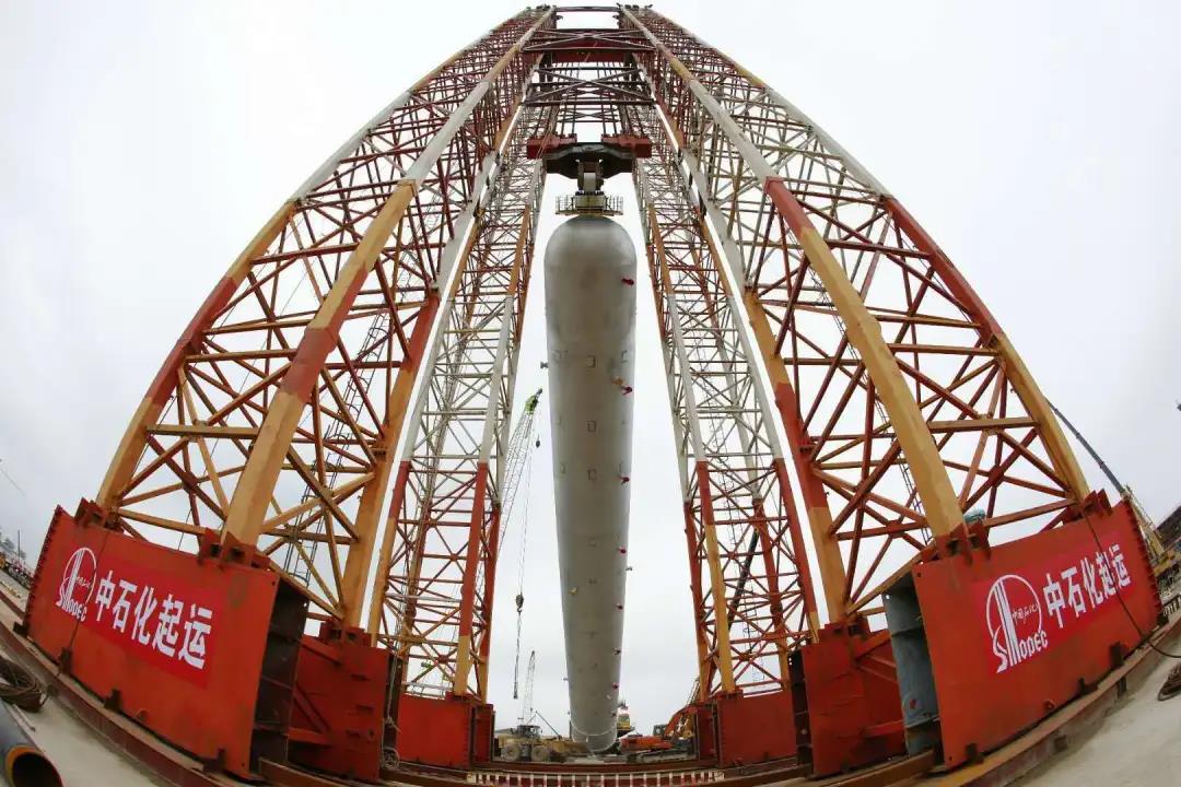 历时十多个小时!舟山绿色石化基地这台“超级设备”成功吊装就位 历时十多个小时!舟山绿色石化基地这台“超级设备”成功吊装就位