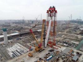 ?历时十多个小时!舟山绿色石化基地这台“超级设备”成功吊装就位