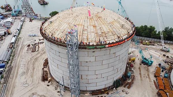 寰球公司马来西亚巴生港低温储罐接收站项目第二台储罐成功升顶 寰球公司马来西亚巴生港低温储罐接收站项目第二台储罐成功升顶