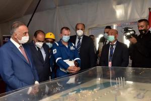 伊拉克总理视察BNGL项目,观摩脱甲烷塔吊装并发表讲话