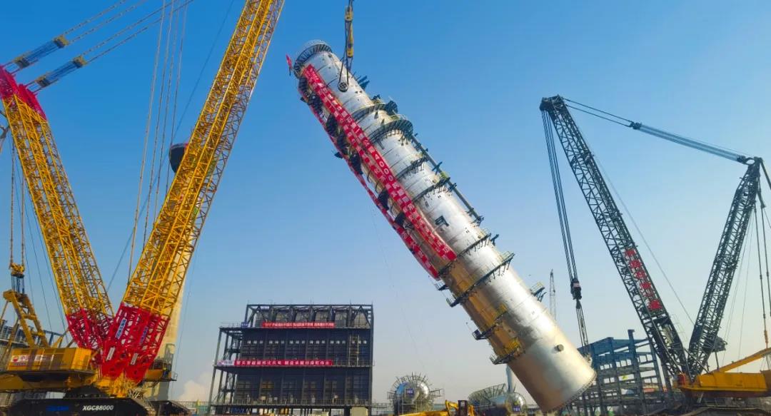 “开新局 育新机”盛虹炼化进行时丨国内最大常压塔吊装成功 盛虹炼化核心设备安装正式启动 “开新局 育新机”盛虹炼化进行时丨国内最大常压塔吊装成功 盛虹炼化核心设备安装正式启动