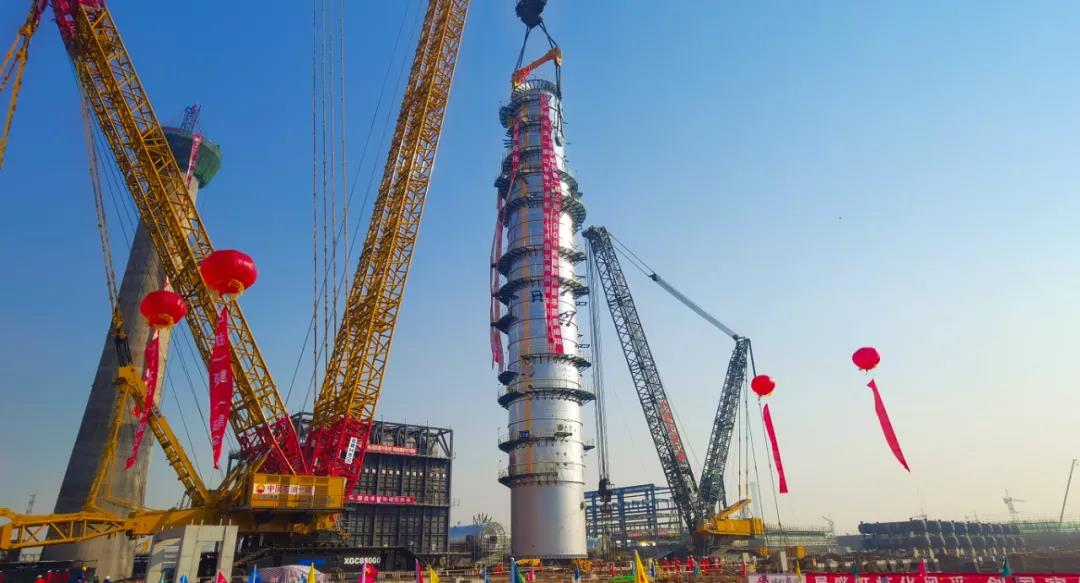 “开新局 育新机”盛虹炼化进行时丨国内最大常压塔吊装成功 盛虹炼化核心设备安装正式启动 “开新局 育新机”盛虹炼化进行时丨国内最大常压塔吊装成功 盛虹炼化核心设备安装正式启动