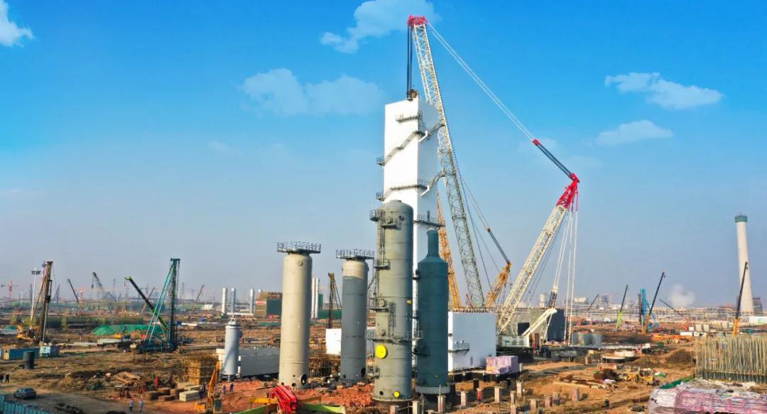 “开新局 育新机”盛虹炼化进行时丨国内最大常压塔吊装成功 盛虹炼化核心设备安装正式启动 “开新局 育新机”盛虹炼化进行时丨国内最大常压塔吊装成功 盛虹炼化核心设备安装正式启动