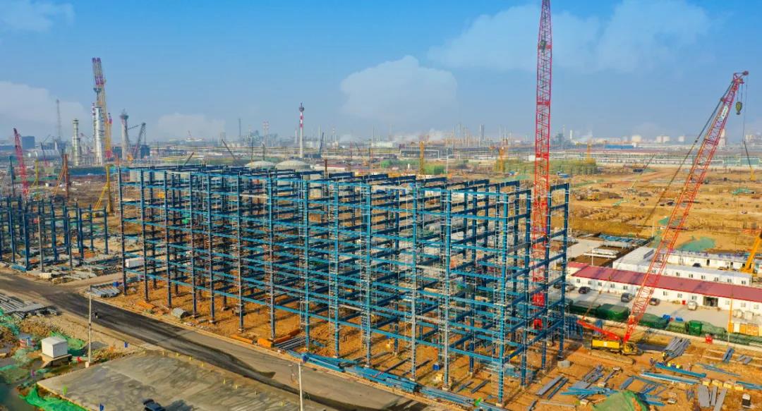 “开新局 育新机”盛虹炼化进行时丨国内最大常压塔吊装成功 盛虹炼化核心设备安装正式启动 “开新局 育新机”盛虹炼化进行时丨国内最大常压塔吊装成功 盛虹炼化核心设备安装正式启动