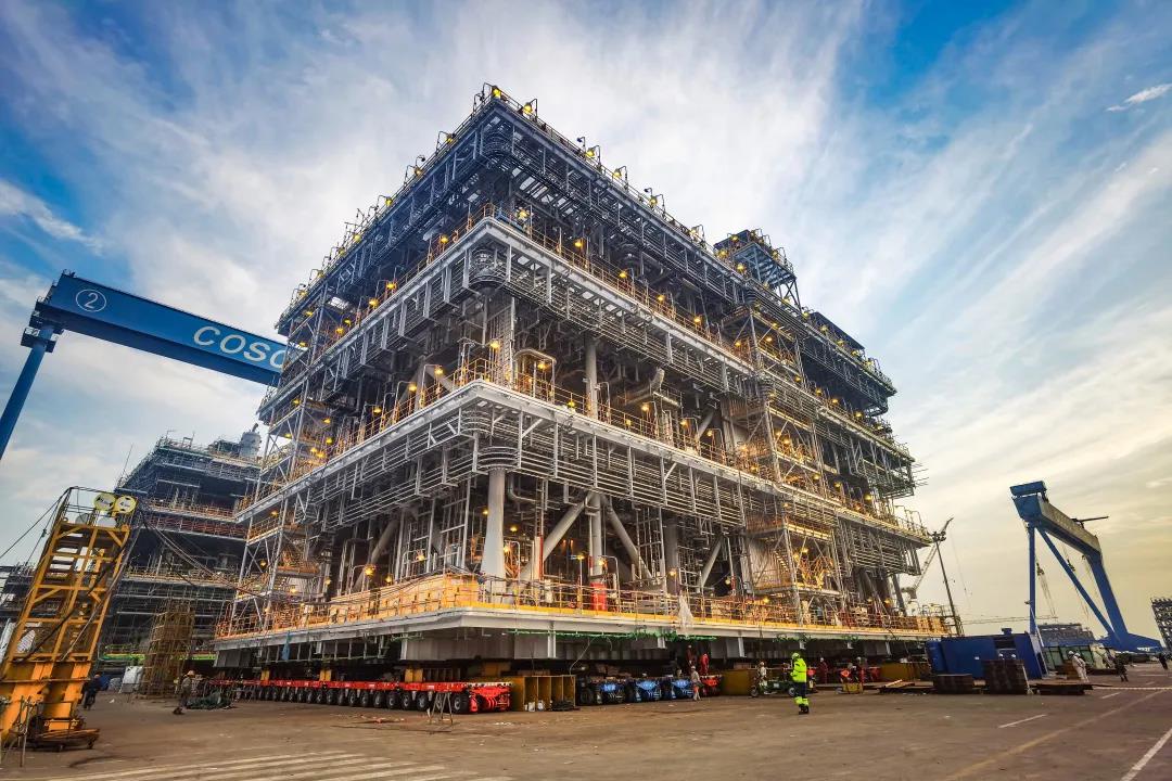 向北极圈出发!中海广瀛成功完成俄罗斯北极2项目Train1模块装船任务! 向北极圈出发!中海广瀛成功完成俄罗斯北极2项目Train1模块装船任务!