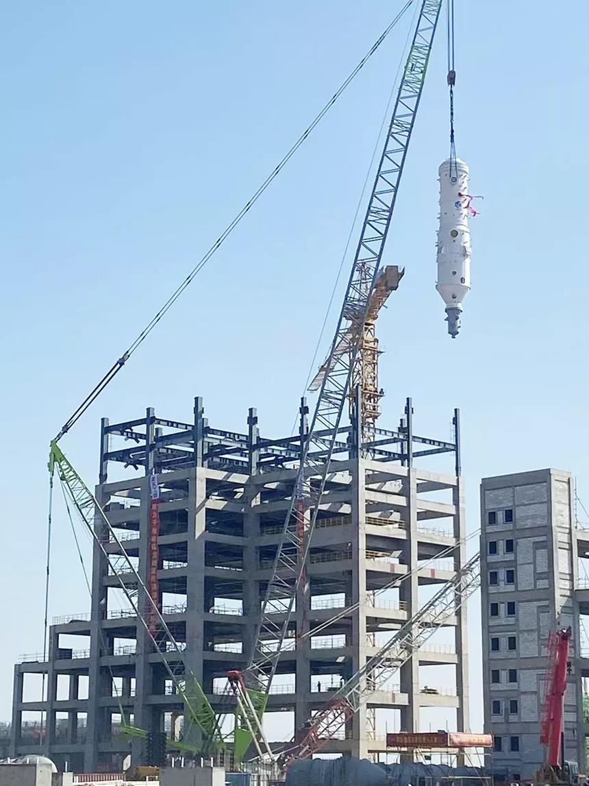 永荣科技CPL项目二期工程制氢及合成氨项目第一台气化炉成功吊装 永荣科技CPL项目二期工程制氢及合成氨项目第一台气化炉成功吊装
