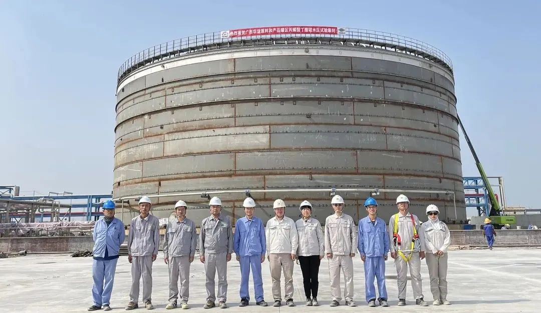 中国五环公司广西华谊项目首台2.5万方丙烯酸丁酯复合板储罐试压圆满成功 中国五环公司广西华谊项目首台2.5万方丙烯酸丁酯复合板储罐试压圆满成功