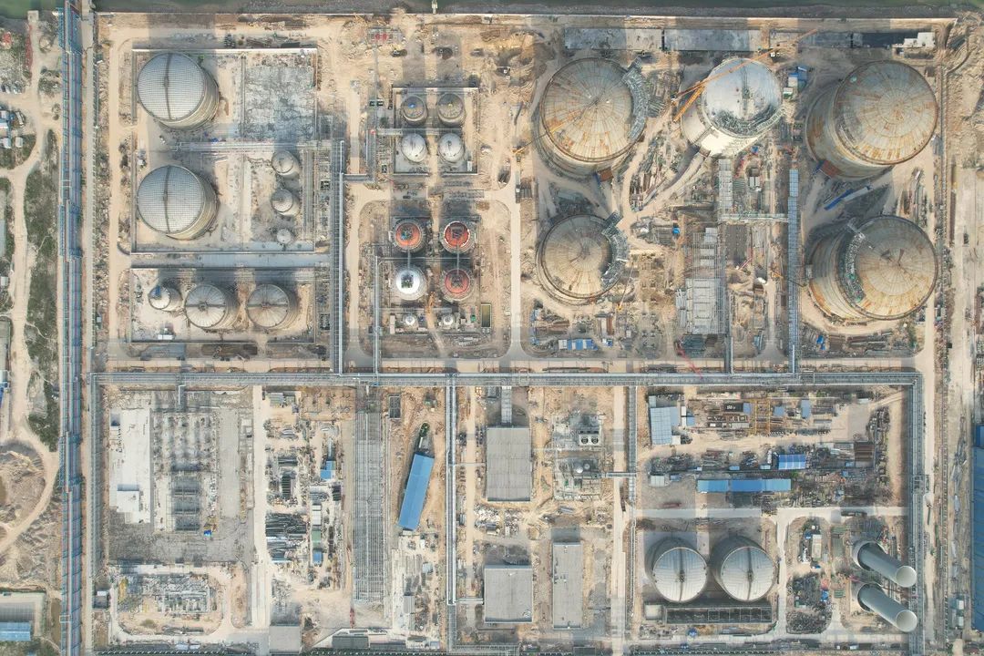 中国五环公司广西华谊项目首台2.5万方丙烯酸丁酯复合板储罐试压圆满成功 中国五环公司广西华谊项目首台2.5万方丙烯酸丁酯复合板储罐试压圆满成功