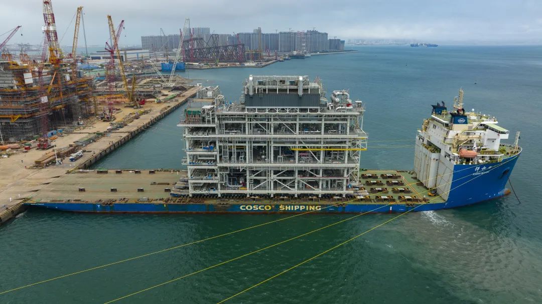最重核心模块交付,全球首例一体化建造LNG模块化工厂实现全部封顶 最重核心模块交付,全球首例一体化建造LNG模块化工厂实现全部封顶