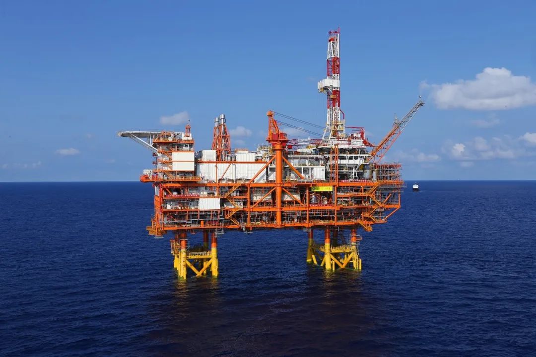 亚洲最大海上石油生产平台完成浮托安装 亚洲最大海上石油生产平台完成浮托安装