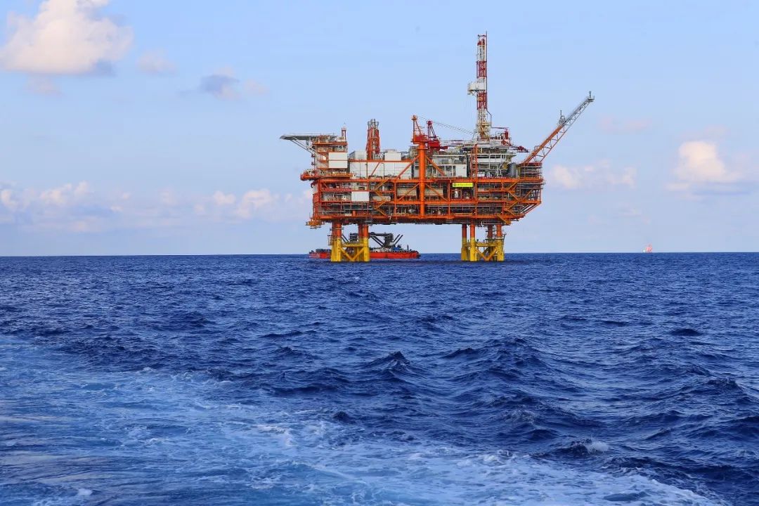 亚洲最大海上石油生产平台完成浮托安装 亚洲最大海上石油生产平台完成浮托安装