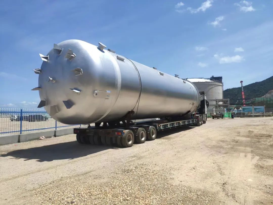 寰球工程公司温州华港LNG项目首迎最大单体压力容器储罐、进口设备卸船臂进场 寰球工程公司温州华港LNG项目首迎最大单体压力容器储罐、进口设备卸船臂进场