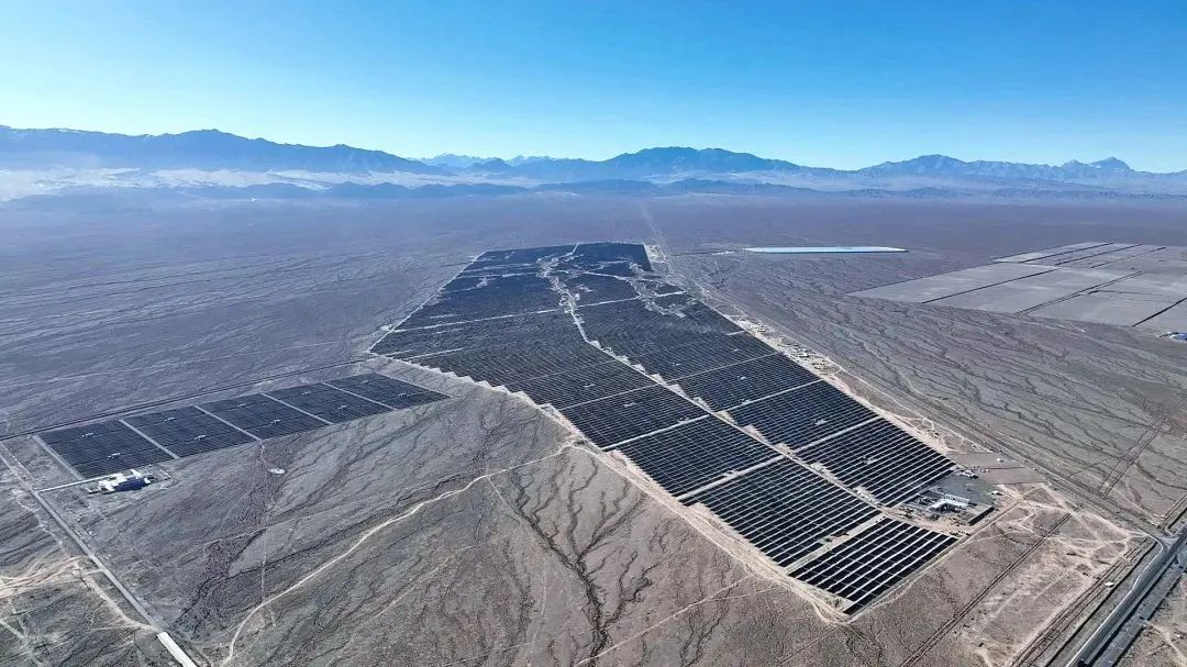 “三桶油”齐聚光伏赛道,石油巨头们在能源转型上使出新招数! “三桶油”齐聚光伏赛道,石油巨头们在能源转型上使出新招数!