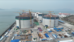 海油工程总包!2座全球最大LNG储罐同步升顶