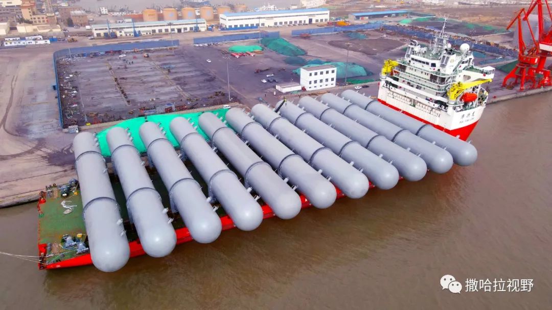 山东荣成:“巨无霸”石油液化气储罐启运非洲 山东荣成:“巨无霸”石油液化气储罐启运非洲