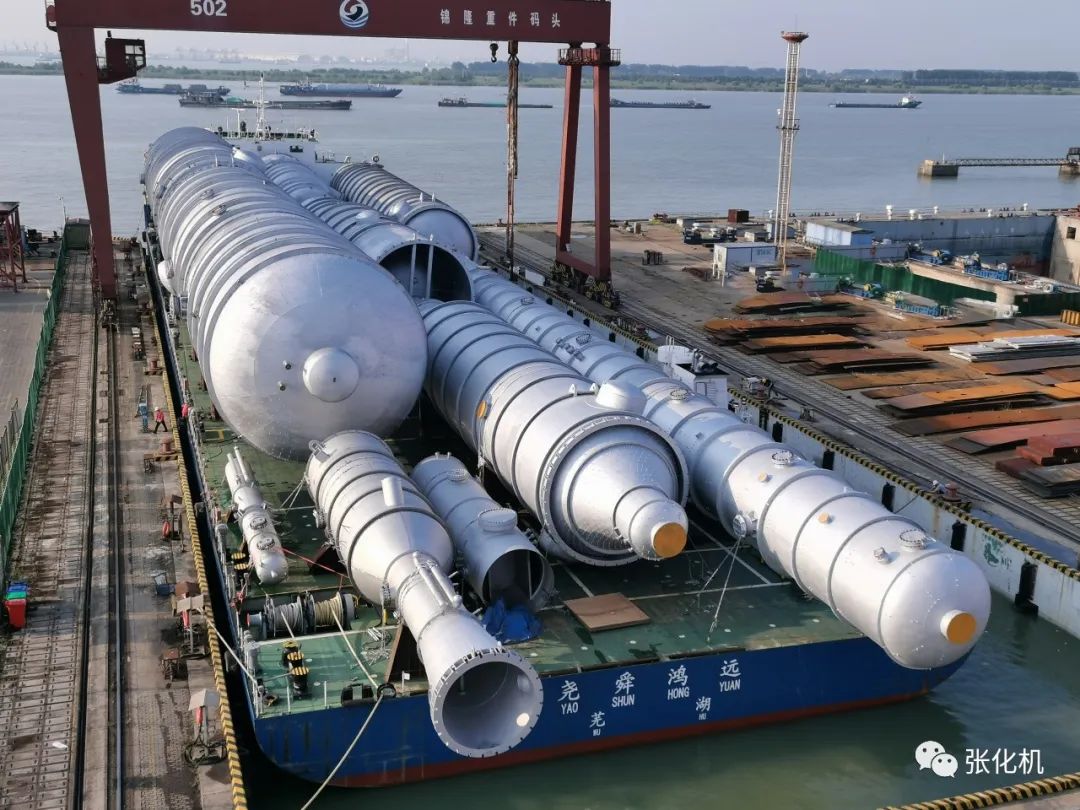 张化机承制国内首台锆-钢两层复合板重组分塔顺利启运 张化机承制国内首台锆-钢两层复合板重组分塔顺利启运