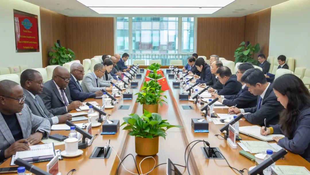 中国化学主要领导与安哥拉矿产资源、石油和天然气部长举行会谈 中国化学主要领导与安哥拉矿产资源、石油和天然气部长举行会谈
