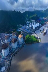 海油工程总包!全球最大“全坐地式”LNG储罐升顶